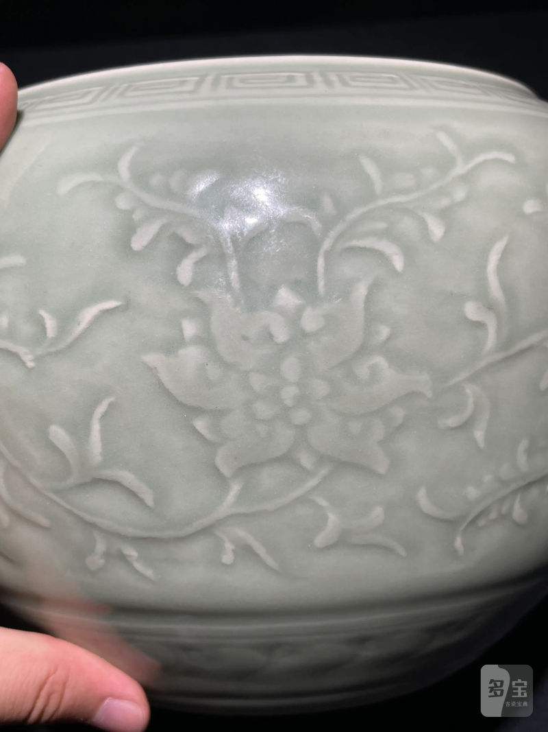 清乾隆 青釉浮雕缠枝莲纹笔洗 - 图5